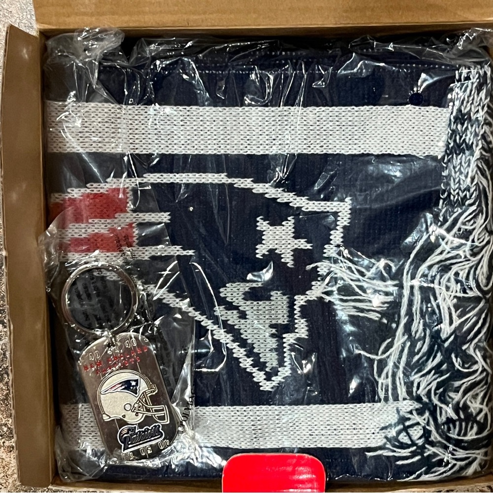 New England Patriots Scarf and Keychain Set